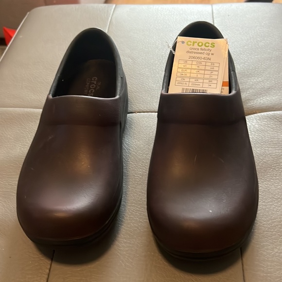 Crocs, Felicity, distressed, comfort, shoes.  Burgundy/brownish color size 5M. - Picture 2 of 4